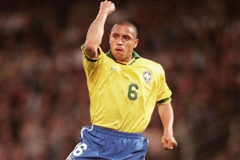 Roberto Carlos em a&ccedil;&atilde;o com a camisa da Sele&ccedil;&atilde;o Brasileira &ndash;