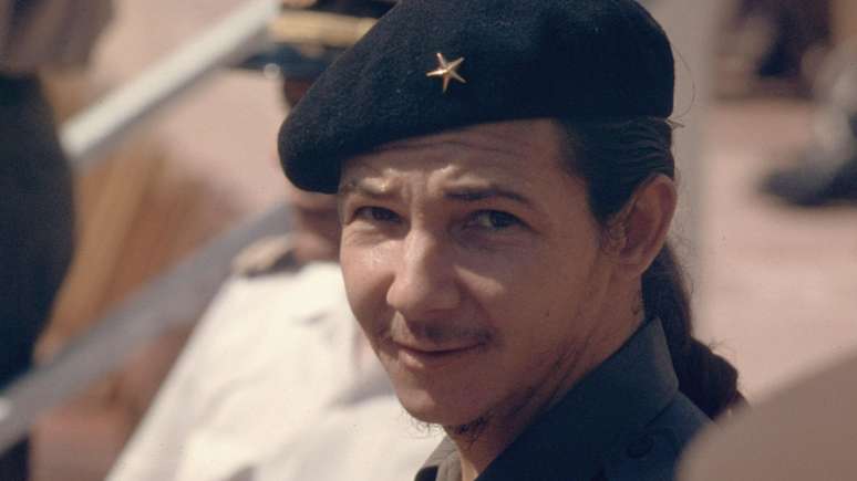 Ra&uacute;l Castro em 1959, pouco depois do sucesso da Revolu&ccedil;&atilde;o que deu origem ao sistema socialista liderado por seu irm&atilde;o Fidel