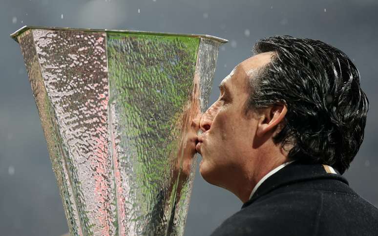 Unai Emery beijando a ta&ccedil;a da Liga Europa 
