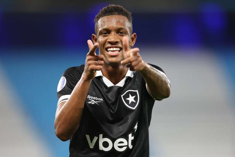 Danilo pelo Botafogo. 