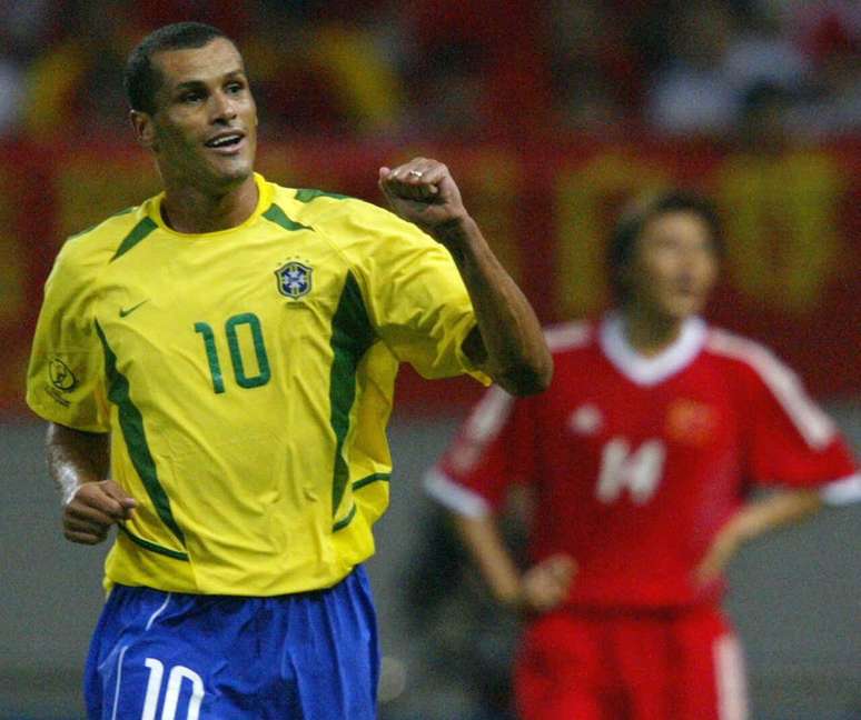 Rivaldo em a&ccedil;&atilde;o com a camisa da Sele&ccedil;&atilde;o Brasileira &ndash; Foto ANTONIO SCORZA/AFP via Getty Images