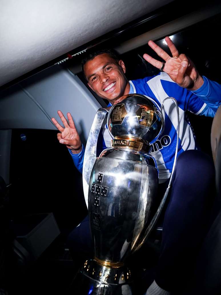 Thiago Silva comemora t&iacute;tulo nacional com o Porto 