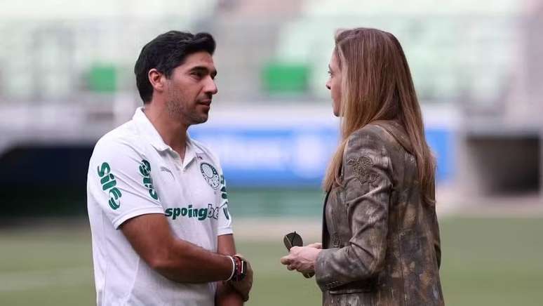 Leila Pereira conversa com o t&eacute;cnico Abel Ferreira &ndash;