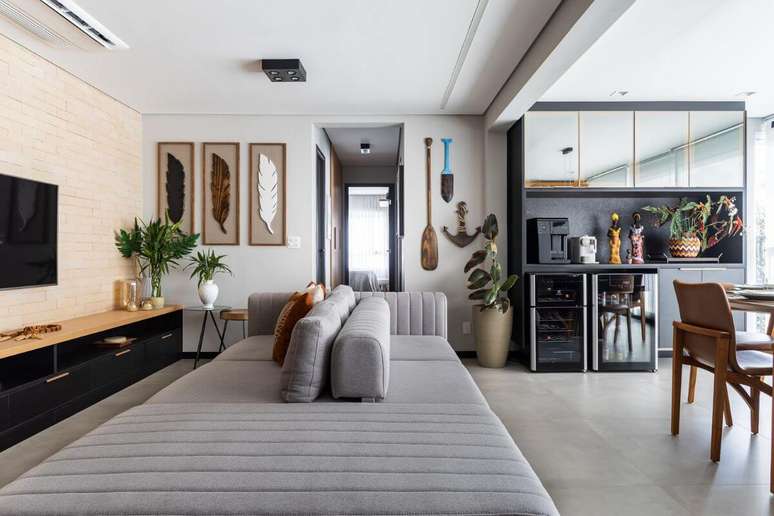 Tecidos macios e com visual aconchegante ajudam a destacar o sof&aacute;-ilha na decora&ccedil;&atilde;o Projeto: Camila Palladino |