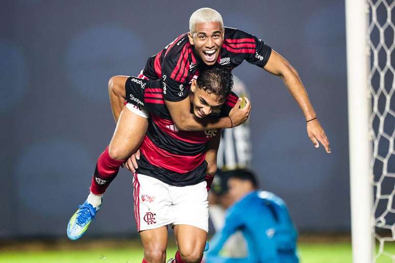 Josmar &eacute; festejado ap&oacute;s balan&ccedil;ar a rede santista no Luso-Brasileiro &ndash;