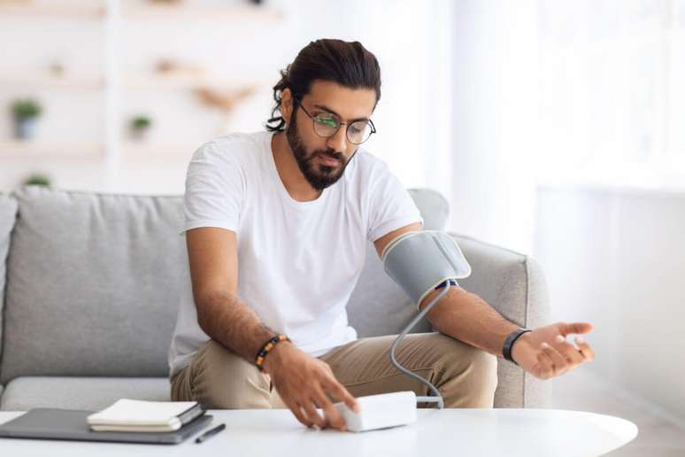 Monitorar a press&atilde;o arterial regularmente &eacute; uma forma simples e eficaz de acompanhar a sa&uacute;de cardiovascular e prevenir complica&ccedil;&otilde;es futuras (Prostock-studio | ShutterStock)