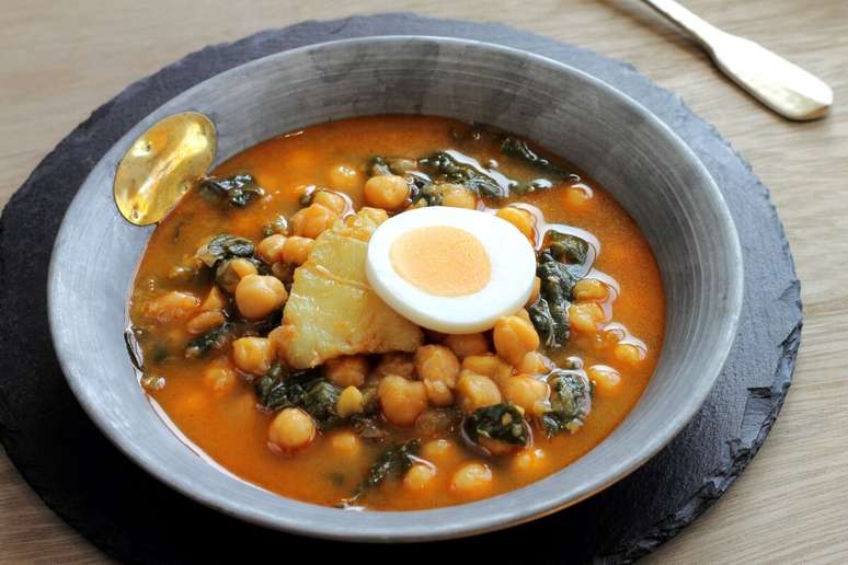 Sopa de gr&atilde;o-de-bico com espinafre e bacalhau 