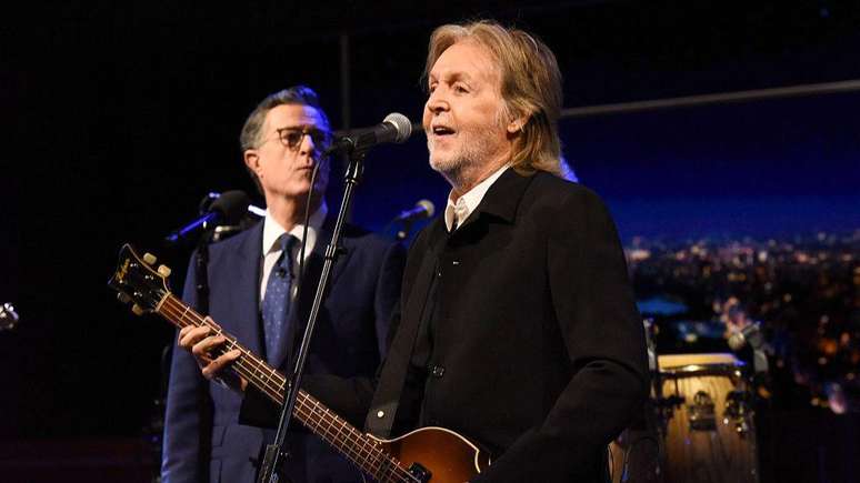 Paul McCartney ao lado de Stephen Colbert na &uacute;ltima edi&ccedil;&atilde;o do The Late Show