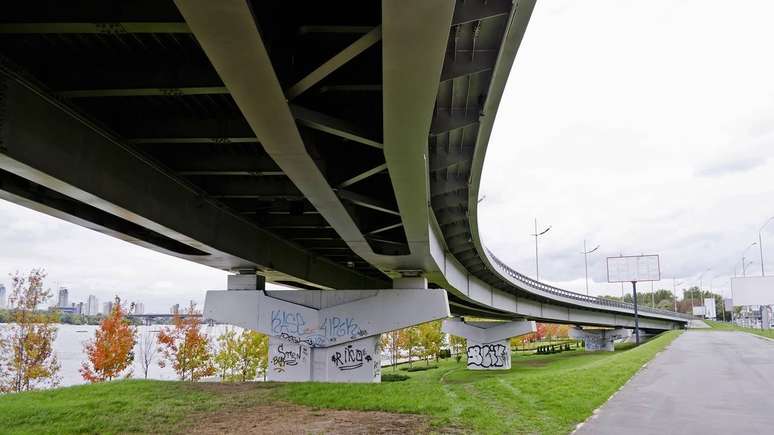 No contexto do tr&acirc;nsito, pontes e viadutos funcionam como pontos estrat&eacute;gicos de conex&atilde;o. Em &aacute;reas metropolitanas, o viaduto costuma existir para criar desn&iacute;veis que separam fluxos, reduzindo conflitos em cruzamentos e ajudando a diminuir o tempo de deslocamento &ndash; depositphotos.com / Dmitrydesign