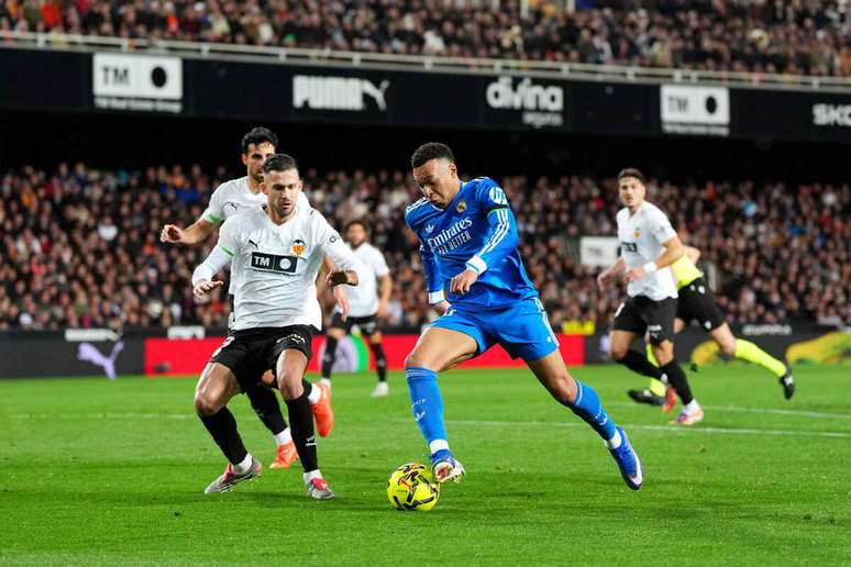 Valencia em campo contra o Real Madrid (Photo by Aitor Alcalde/Getty Images)