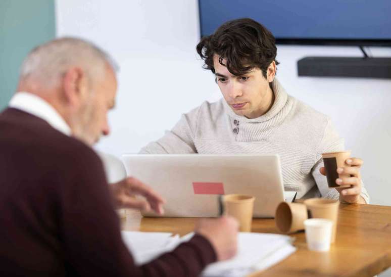 Din&acirc;micas de poder podem afetar a autoria. BearFotos/Shutterstock