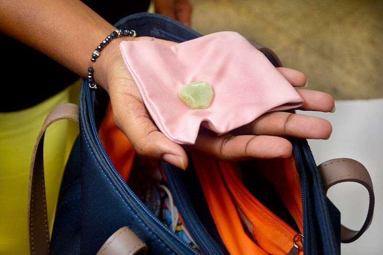 Pedras podem ser levadas na bolsa, no bolso ou em acess&oacute;rios