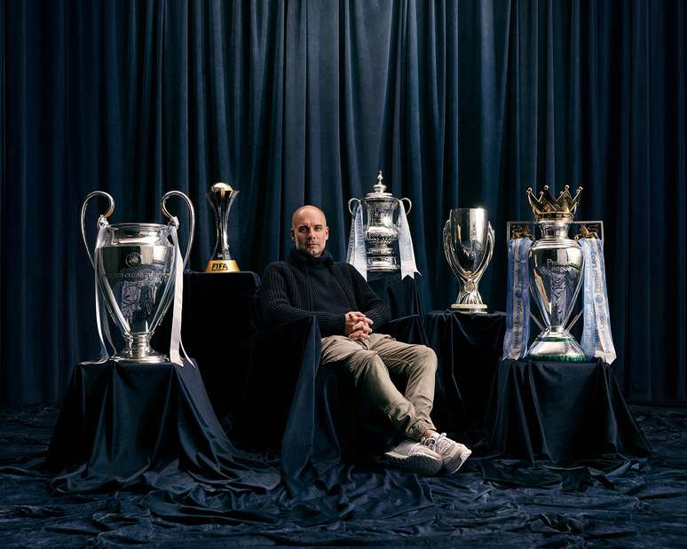 Guardiola ao lado das conquistas da Premier League e da Champions League 