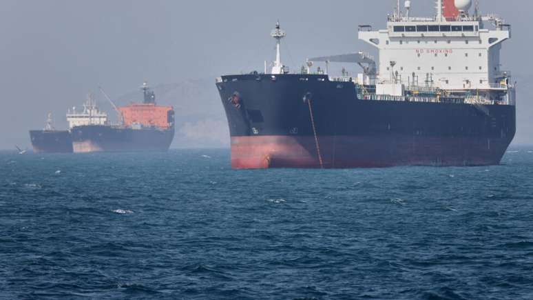 Navios-tanque ancorados pr&oacute;ximo a Bandar Abbas, no estreito de Ormuz, em 2 de maio de 2026