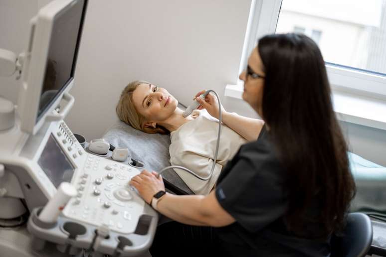 A avalia&ccedil;&atilde;o de n&oacute;dulos deve incluir a ultrassonografia cervical, hist&oacute;rico cl&iacute;nico e exame f&iacute;sico 