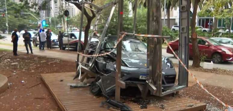 Motorista do carro de luxo fez o teste do etil&ocirc;metro e o resultado deu negativo
