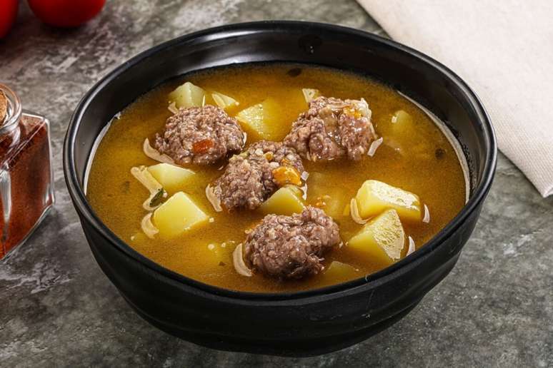 Sopa de alm&ocirc;ndegas com batata 