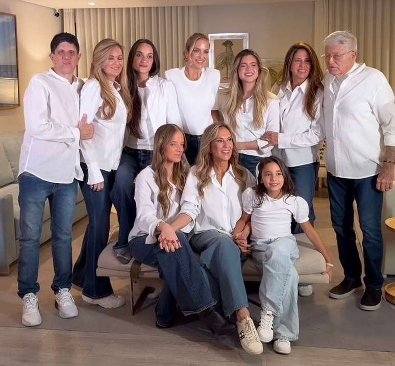 Fam&iacute;lia Pinheiro reunida, com Hel&ocirc;, Tici e Rafa 
