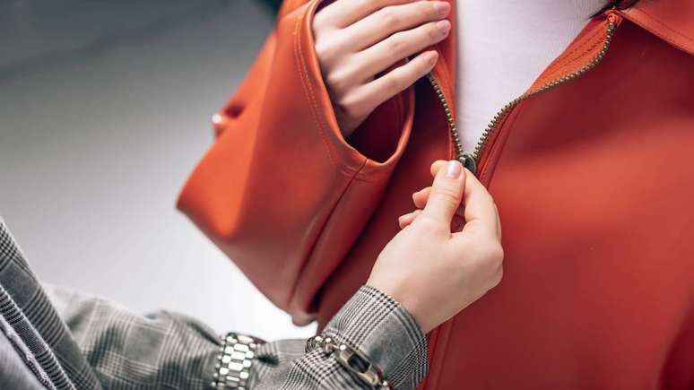 A sigla YKK, vista em milh&otilde;es de roupas pelo mundo, vem de YKK, gigante japonesa que transformou o z&iacute;per em refer&ecirc;ncia de padroniza&ccedil;&atilde;o industrial &ndash; depositphotos.com / HayDmitriy