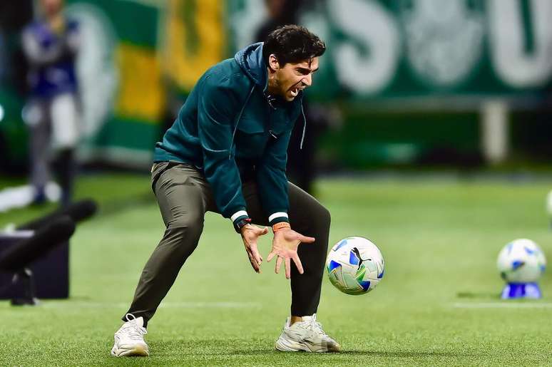 Abel Ferreira &eacute; o t&eacute;cnico com mais cart&otilde;es nas principais ligas do mundo &ndash;