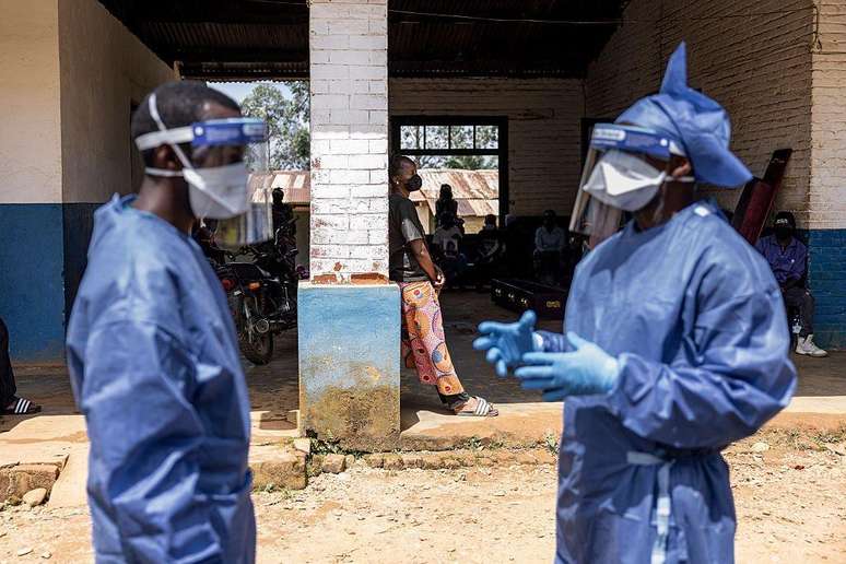Profissionais de sa&uacute;de com equipamentos de prote&ccedil;&atilde;o do lado de fora do Hospital Geral de Refer&ecirc;ncia durante a&ccedil;&otilde;es de combate ao surto de Ebola, em 21 de maio de 2026, em Mongbwalu, na Rep&uacute;blica Democr&aacute;tica do Congo