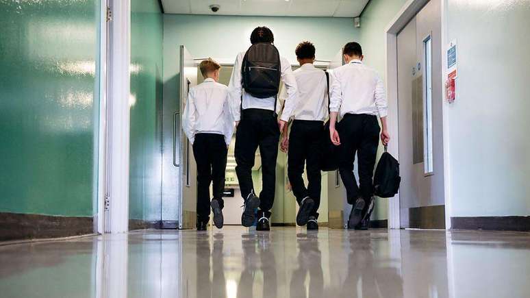 Na escola, pode haver muita press&atilde;o para fazer parte do grupo