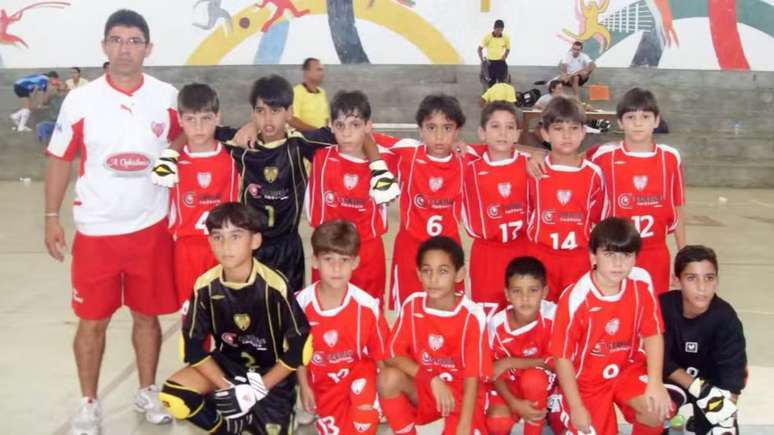 Matheus Cunha (o terceiro da esquerda para a direita na parte inferior), atuando pelo futsal do Cabo Branco &ndash; (