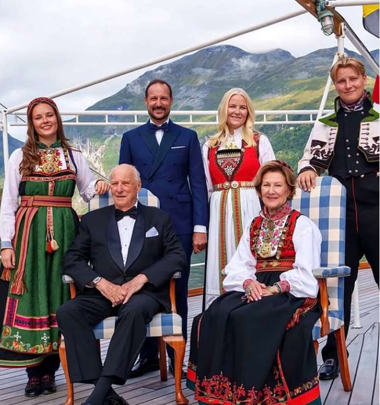 O pr&iacute;ncipe Sverre ao lado da m&atilde;e, do pai, da irm&atilde; e dos av&oacute;s: a fam&iacute;lia real norueguesa &eacute; conhecida pela discri&ccedil;&atilde;o