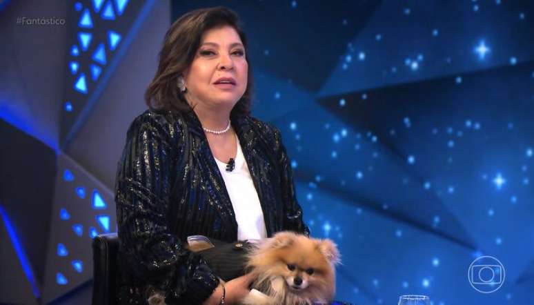 Roberta Miranda ao lado de Severino, c&atilde;o que lhe presta suporte emocional durante entrevista ao 'Fant&aacute;stico'