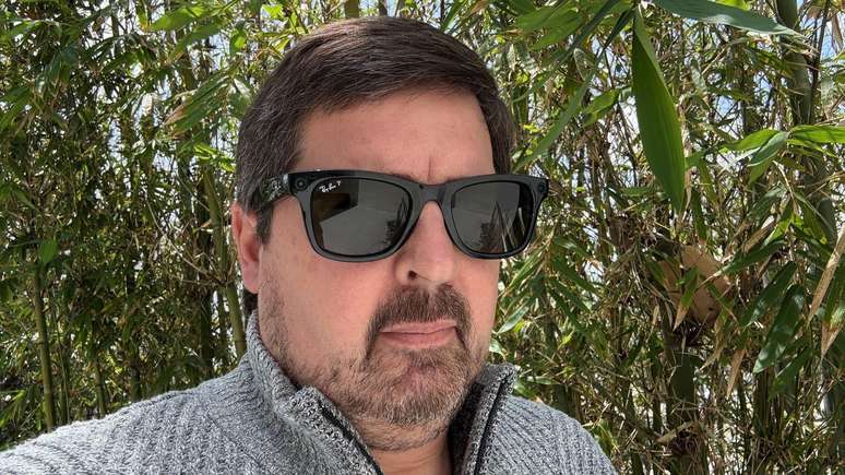 Mark Smith usando seus &oacute;culos Ray-Ban da Meta