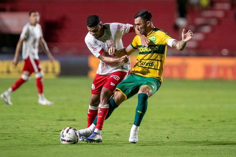 Timbu leva a melhor e a lideran&ccedil;a da S&eacute;rie B &ndash;