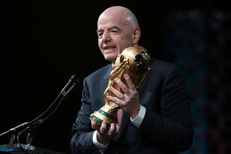 Gianni Infantino, presidente da FIFA, com a ta&ccedil;a da Copa do Mundo (Photo by Alex Wong/Getty Images)