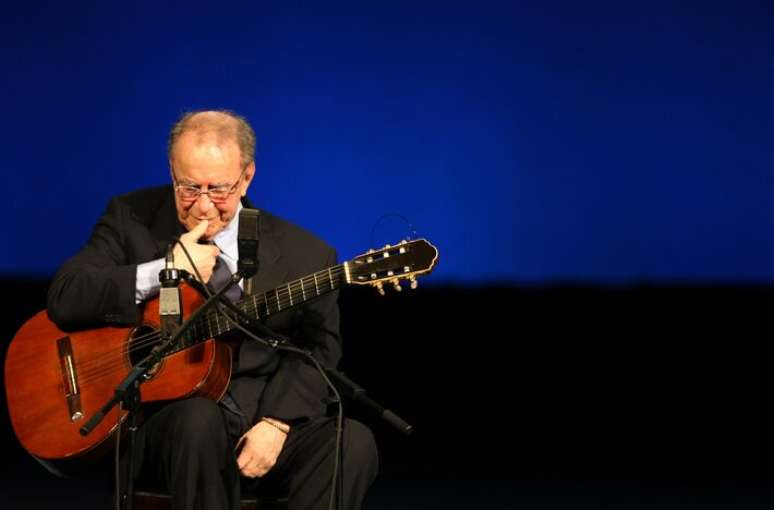 O cantor Jo&atilde;o Gilberto em show no Rio de Janeiro, nos anos 2000