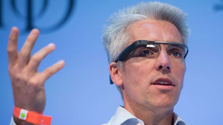 Um executivo do Google usando o Google Glass em 2013