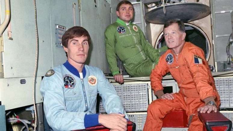 Krikalev, junto com o franc&ecirc;s Jean-Loup Chr&eacute;tien e Alexandre Volkov na espa&ccedil;onave Soyuz em 1988