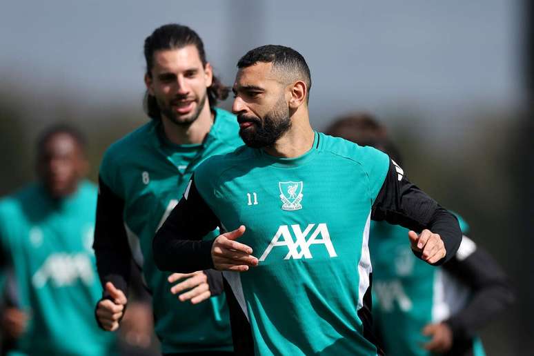 Mohamed Salah durante atividade no CT do Liverpool &ndash;