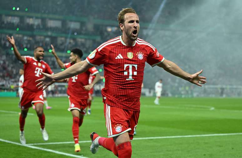 Harry Kane celebra um dos seus gols na vit&oacute;ria que deu ao Bayern o t&iacute;tulo da Copa da Alemanha &ndash;