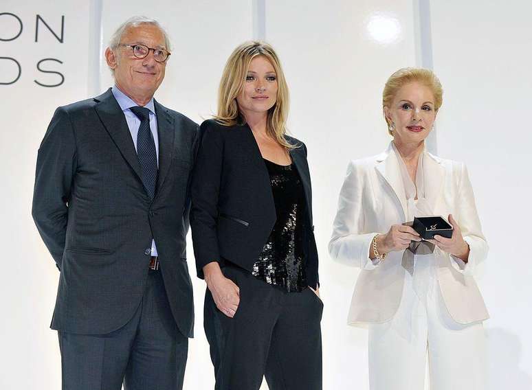 Um amigo de inf&acirc;ncia de Andic, Llu&iacute;s Bassat, foi fundamental para impulsionar a publicidade da Mango, que utilizou modelos internacionais como Kate Moss (na imagem com a estilista Carolina Herrera) para promover sua imagem.