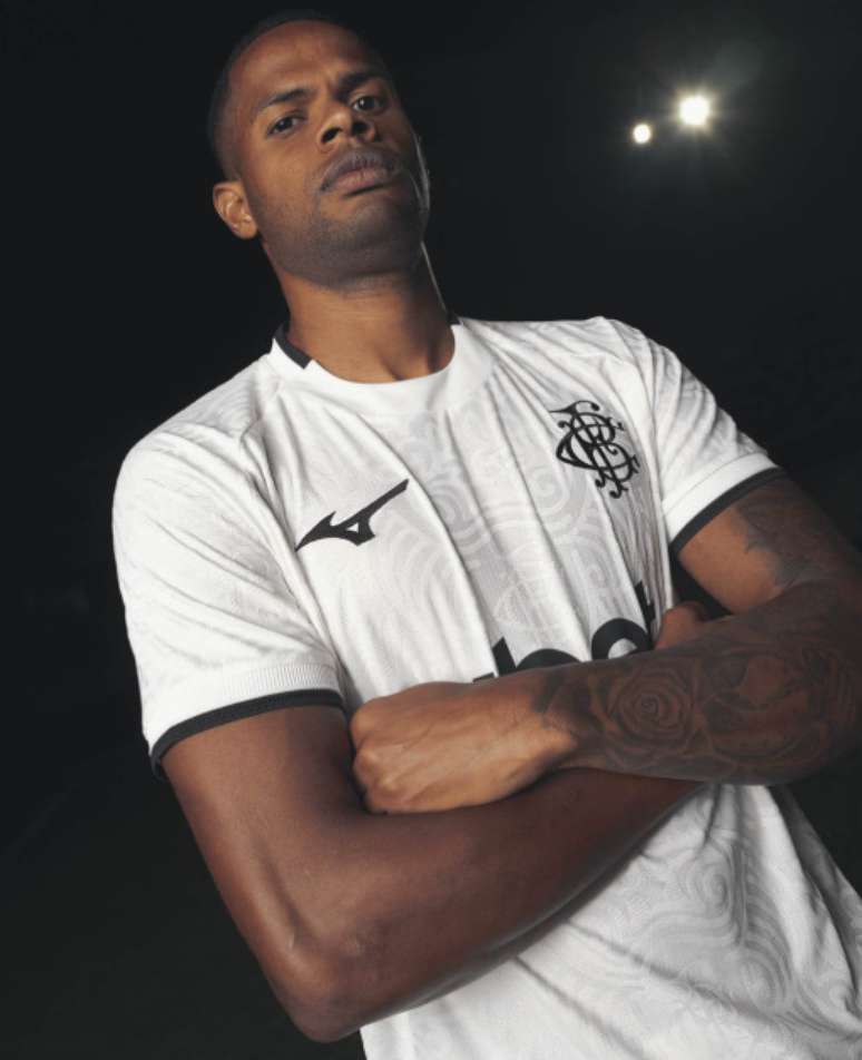Junior Santos posando com o novo terceiro uniforme 