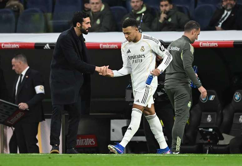 Mbapp&eacute; ap&oacute;s marcar gol em Real Madrid x Levante. 