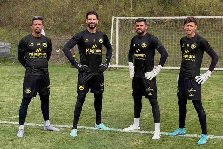 Goleiros do S&atilde;o Bernardo em treino &ndash;