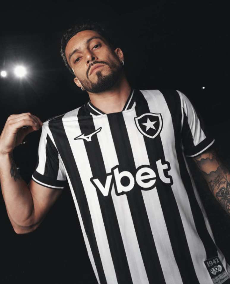 Alex Telles posando com o novo uniforme principal 