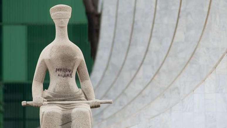 A frase "Perdeu, Man&eacute;", dita por Barroso foi pichada na est&aacute;tua que fica em frente ao STF durante os ataques aos pr&eacute;dios p&uacute;blicos de Bras&iacute;lia no dia 8 de janeiro de 2023