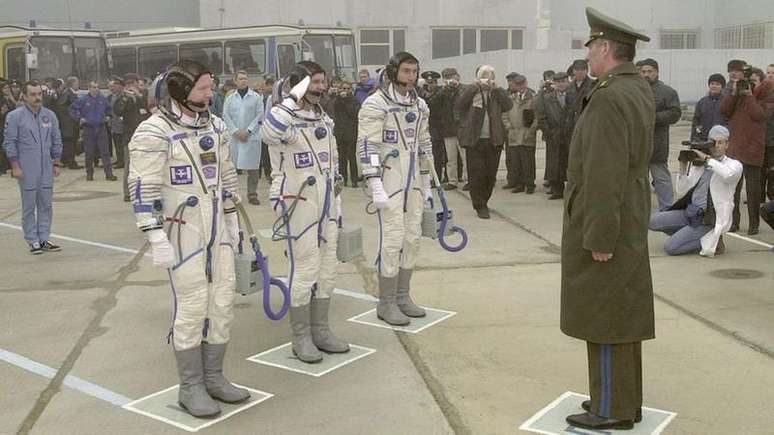 Bill Shepherd, Yuri Gidzenko e Sergei Krikalev foram primeira tripula&ccedil;&atilde;o da ISS