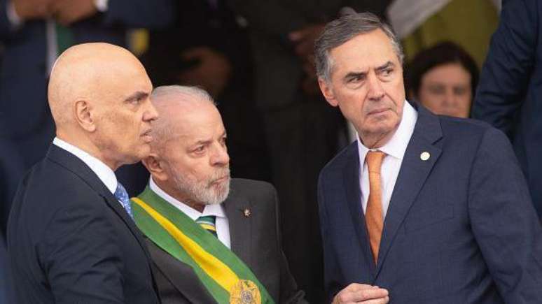 Alexandre de Moraes, Lula e Barroso conversam durante evento que celebrou 202 anos da independ&ecirc;ncia do Brasil, em setembro de 2024