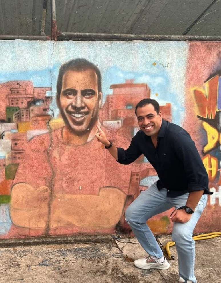 Marcos Clementino faz quest&atilde;o de cultivas as origens e foi homenageado com um mural no Campo Limpo, bairro da periferia de S&atilde;o Paulo