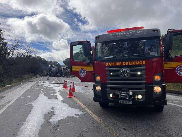 Acidente mata ao menos oito pessoas em rodovia em MG