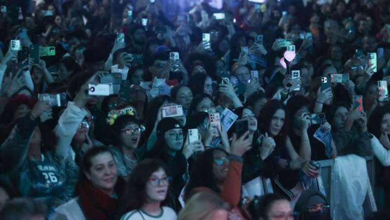 P&uacute;blico assiste ao show de K-Pop na Virada Cultural