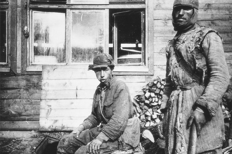 Prisioneiros de guerra sovi&eacute;ticos e trabalhadores escravizados em um dos campos das ilhas do Canal, durante a Segunda Guerra Mundial