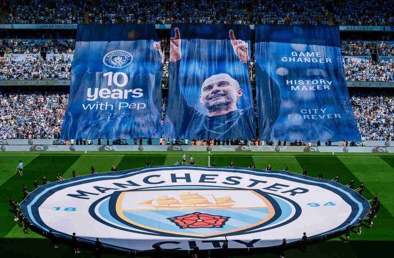 Faixas, mosaicos e aplausos marcaram o adeus de Pep Guardiola ap&oacute;s 10 anos no comando do City &ndash;